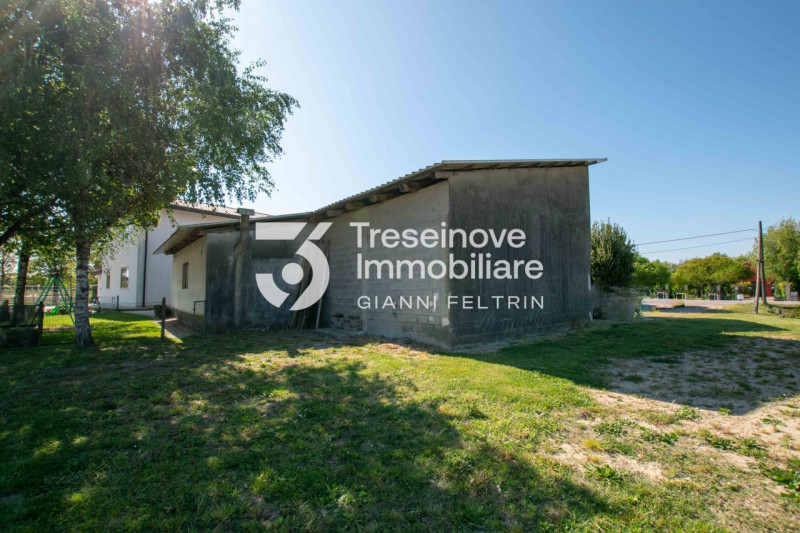 In esclusiva, proponiamo in vendita un appartamento quadrilocale al piano terra situato tra Musse...