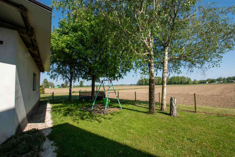 In posizione tranquilla e immersa nel verde, tra Mussetta e Noventa di Piave, proponiamo in NOSTR...