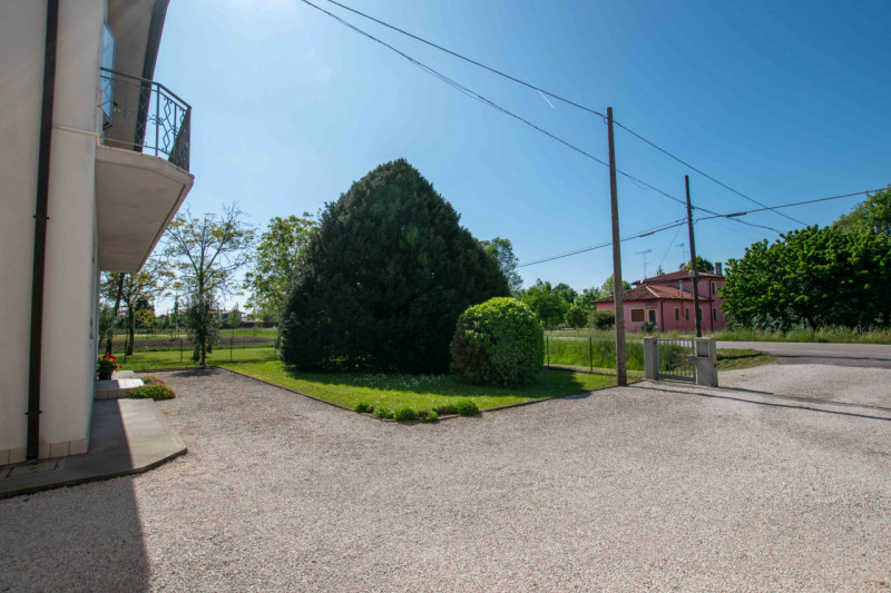 In posizione tranquilla e immersa nel verde, tra Mussetta e Noventa di Piave, proponiamo in NOSTR...