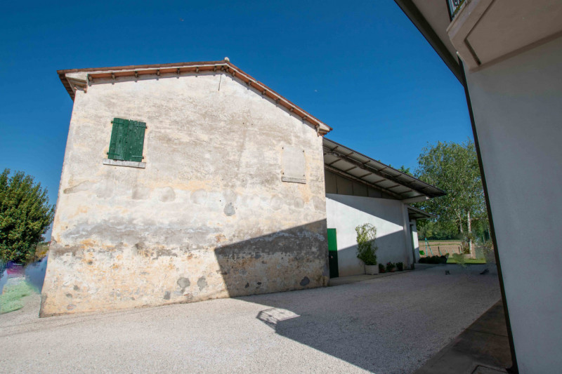 In posizione tranquilla e immersa nel verde, tra Mussetta e Noventa di Piave, proponiamo in NOSTR...