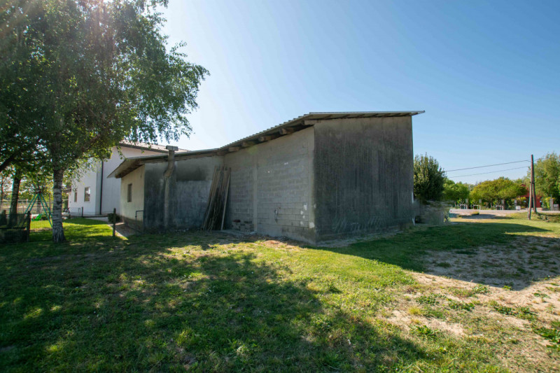 In posizione tranquilla e immersa nel verde, tra Mussetta e Noventa di Piave, proponiamo in NOSTR...