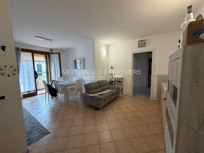 Proponiamo in vendita in contesto residenziale tranquillo e moderno di sole 8 unità a Casale sul ...