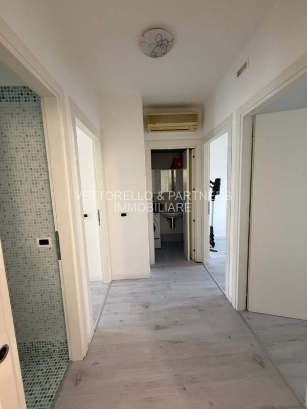 Proponiamo in vendita in contesto residenziale tranquillo e moderno di sole 8 unità a Casale sul ...