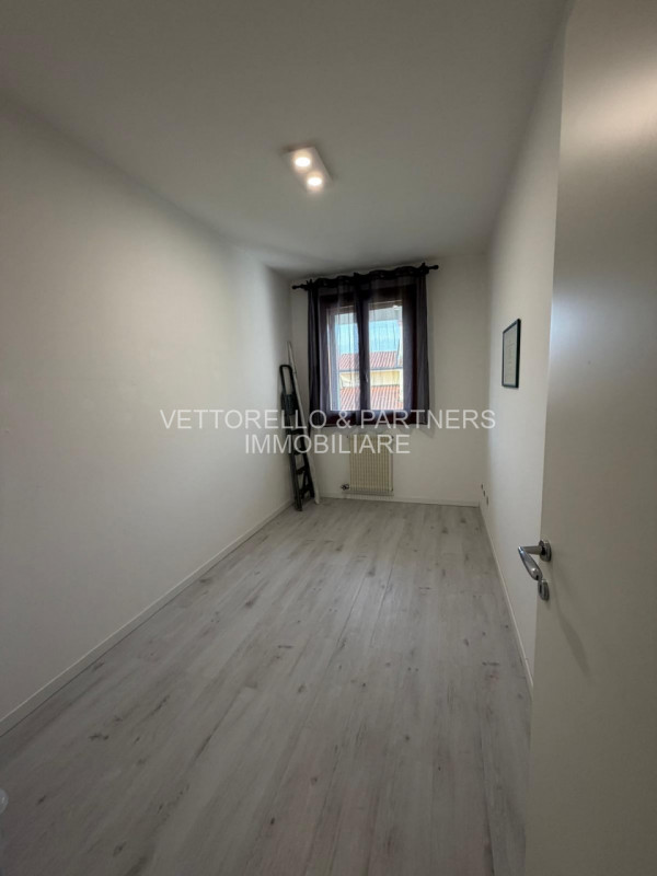 Proponiamo in vendita in contesto residenziale tranquillo e moderno di sole 8 unità a Casale sul ...