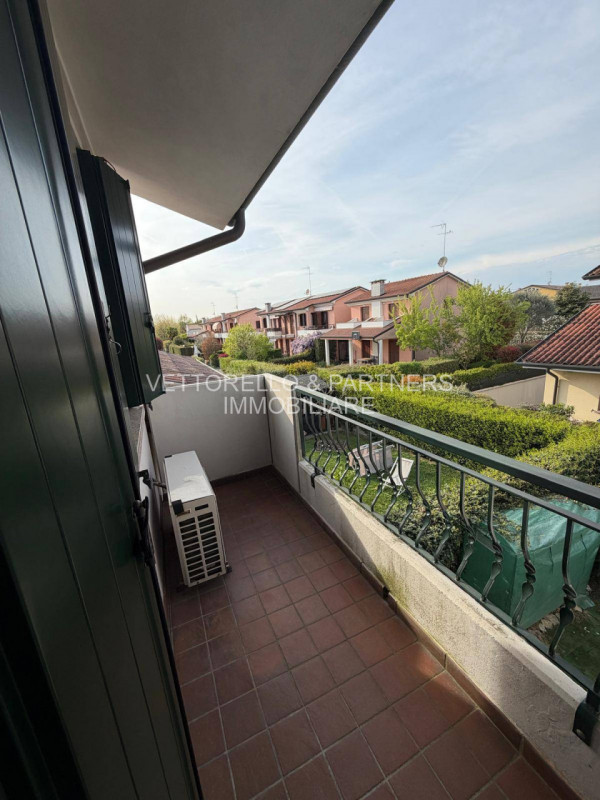 Proponiamo in vendita in contesto residenziale tranquillo e moderno di sole 8 unità a Casale sul ...