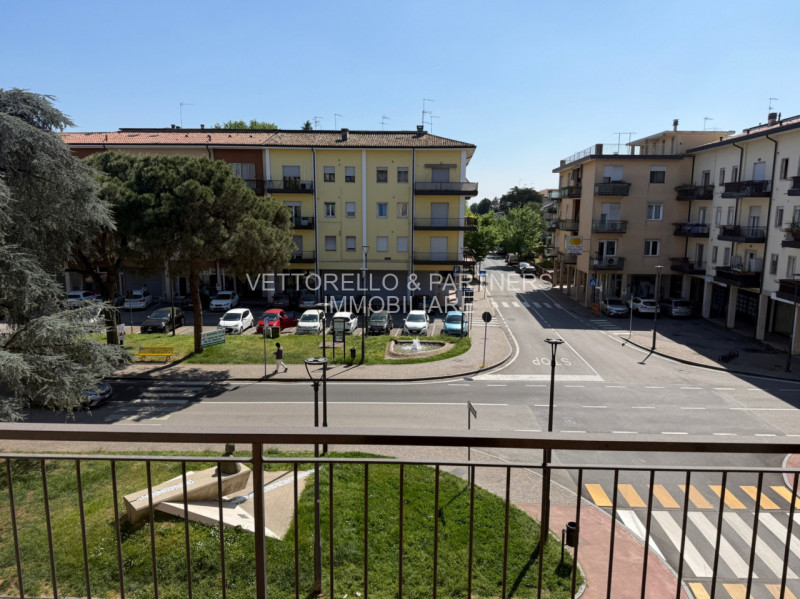L'appartamento è inserito in un condominio di sole 6 unità e si trova al secondo piano senza asce...