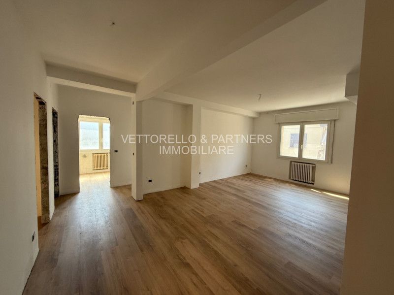 L'appartamento è inserito in un condominio di sole 6 unità e si trova al secondo piano senza asce...