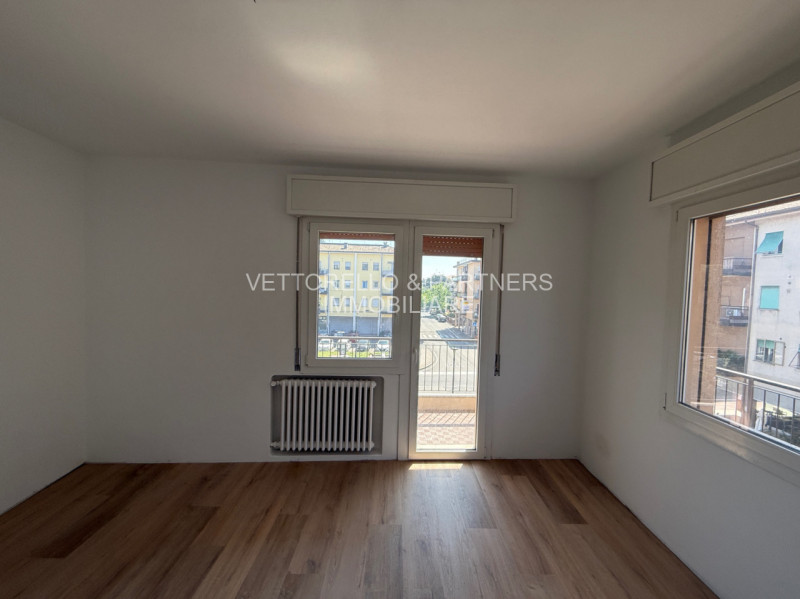 L'appartamento è inserito in un condominio di sole 6 unità e si trova al secondo piano senza asce...