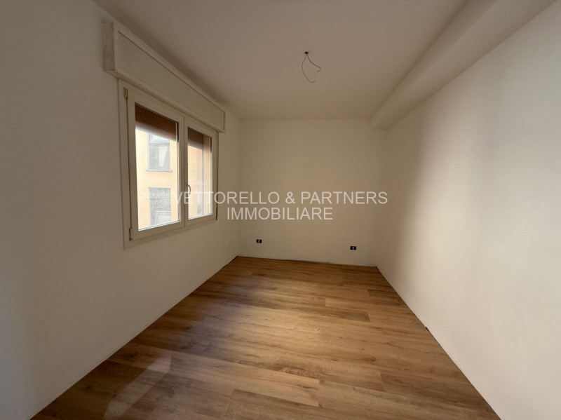 L'appartamento è inserito in un condominio di sole 6 unità e si trova al secondo piano senza asce...