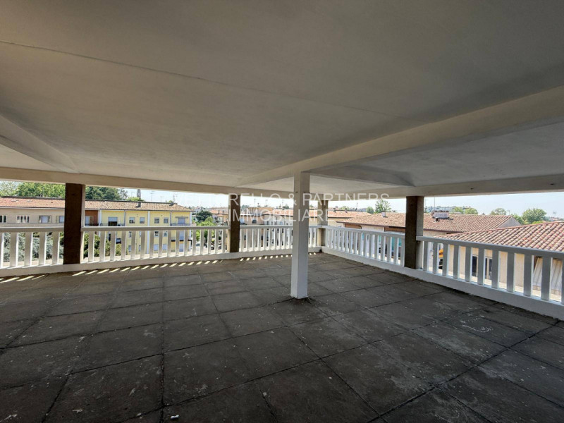 L'appartamento è inserito in un condominio di sole 6 unità e si trova al secondo piano senza asce...