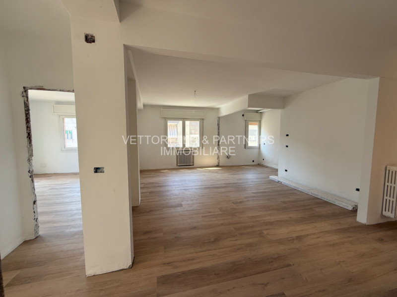 L'appartamento è inserito in un condominio di sole 6 unità e si trova al secondo piano senza asce...