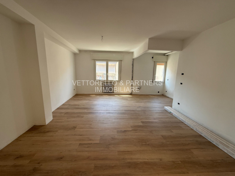 L'appartamento è inserito in un condominio di sole 6 unità e si trova al secondo piano senza asce...