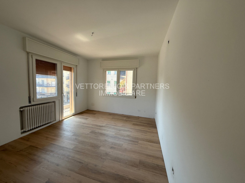 L'appartamento è inserito in un condominio di sole 6 unità e si trova al secondo piano senza asce...