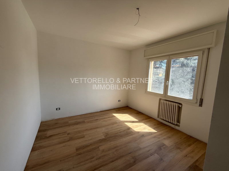 L'appartamento è inserito in un condominio di sole 6 unità e si trova al secondo piano senza asce...