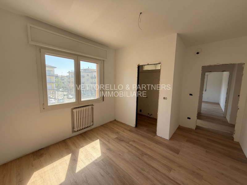 L'appartamento è inserito in un condominio di sole 6 unità e si trova al secondo piano senza asce...
