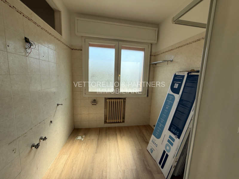 L'appartamento è inserito in un condominio di sole 6 unità e si trova al secondo piano senza asce...
