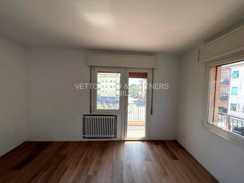 L'appartamento è inserito in un condominio di sole 6 unità e si trova al secondo piano senza asce...