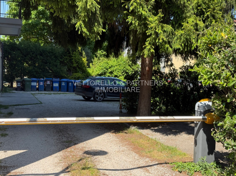 L'appartamento è inserito in un condominio di sole 6 unità e si trova al secondo piano senza asce...
