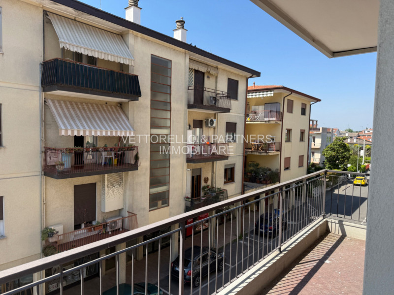 L'appartamento è inserito in un condominio di sole 6 unità e si trova al secondo piano senza asce...