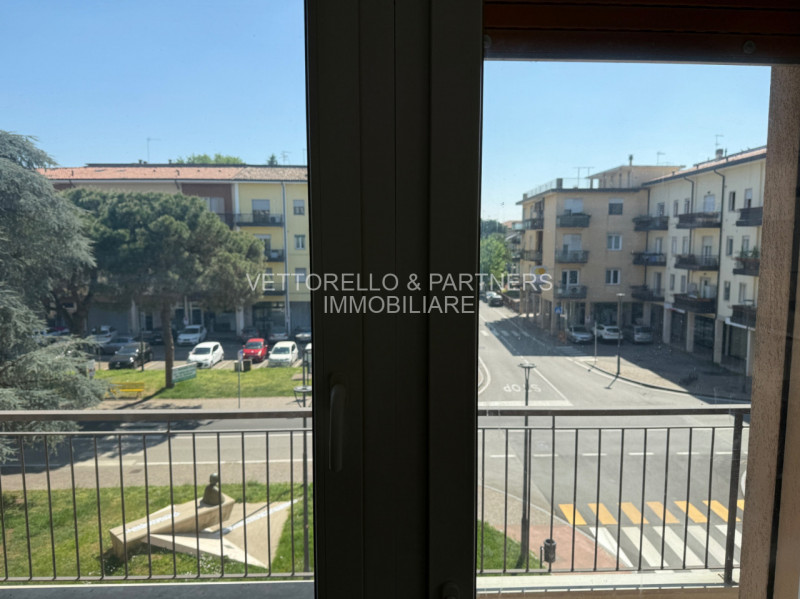 L'appartamento è inserito in un condominio di sole 6 unità e si trova al secondo piano senza asce...