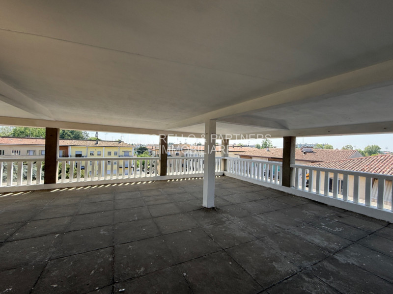 L'appartamento è inserito in un condominio di sole 6 unità e si trova al secondo piano senza asce...