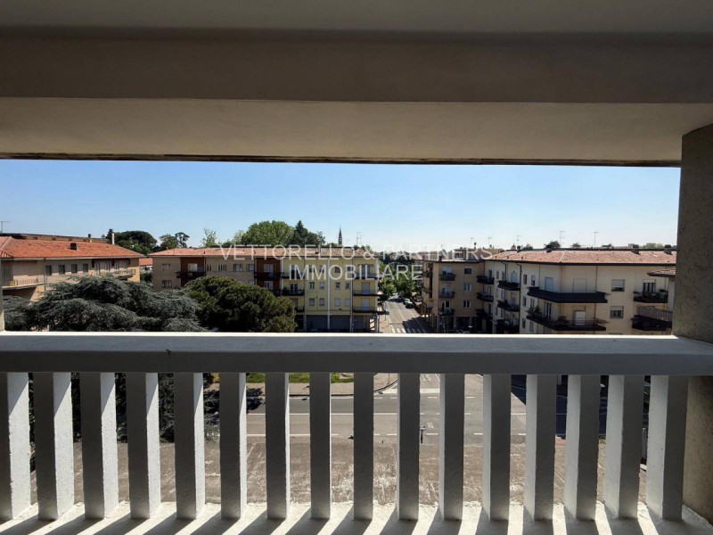 L'appartamento è inserito in un condominio di sole 6 unità e si trova al secondo piano senza asce...