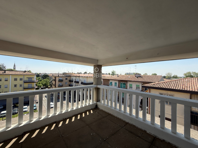 L'appartamento è inserito in un condominio di sole 6 unità e si trova al secondo piano senza asce...