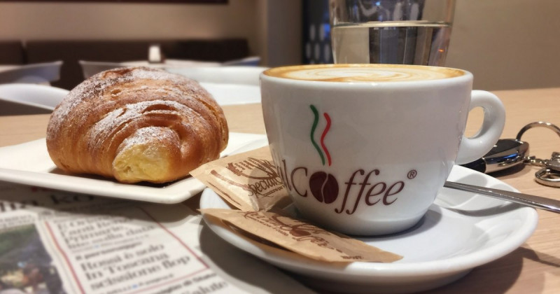 In una posizione comoda al centro di Stanghella, proponiamo in vendita attività commerciale ben a...