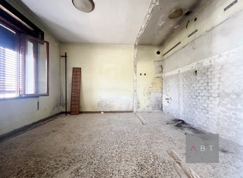 Porzione di bifamiliare da ristrutturare, disposta al piano terra e composta di: ingresso, cucina...