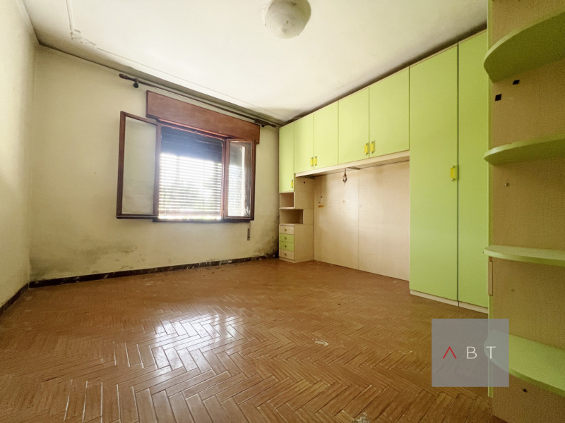 Porzione di bifamiliare da ristrutturare, disposta al piano terra e composta di: ingresso, cucina...