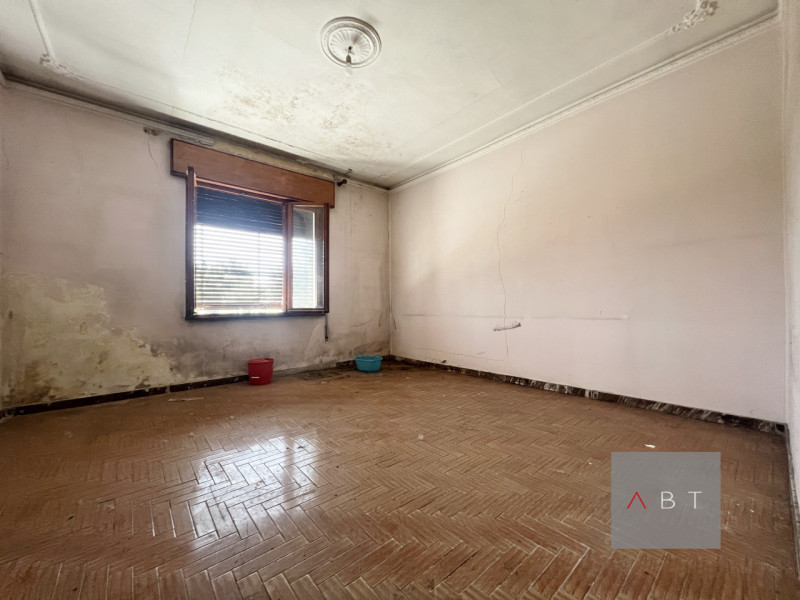 Porzione di bifamiliare da ristrutturare, disposta al piano terra e composta di: ingresso, cucina...