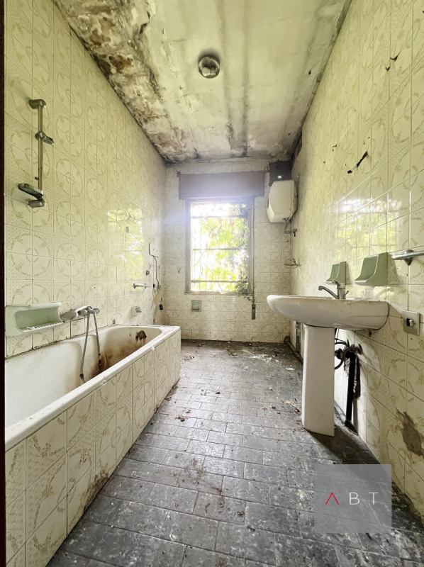 Porzione di bifamiliare da ristrutturare, disposta al piano terra e composta di: ingresso, cucina...