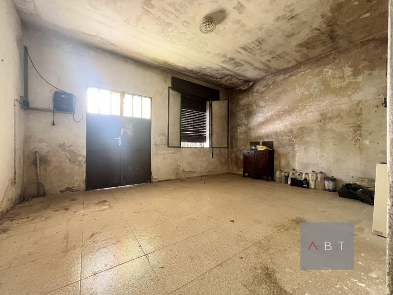 Porzione di bifamiliare da ristrutturare, disposta al piano terra e composta di: ingresso, cucina...