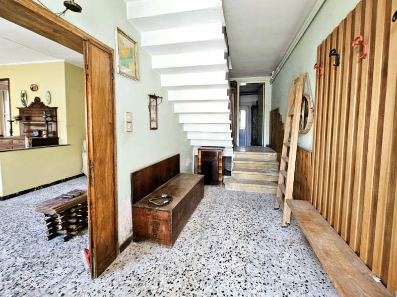A Cinto Euganeo, località Fontanafredda, proponiamo in vendita spaziosa abitazione accostata da r...