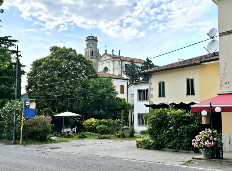 A Cinto Euganeo, località Fontanafredda, proponiamo in vendita spaziosa abitazione accostata da r...
