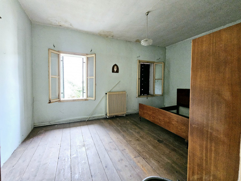 A Cinto Euganeo, località Fontanafredda, proponiamo in vendita spaziosa abitazione accostata da r...
