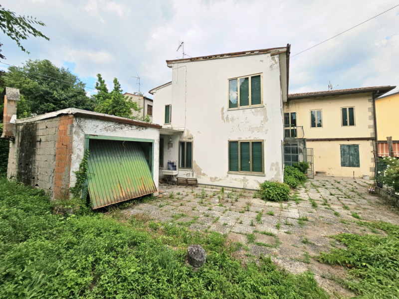 A Cinto Euganeo, località Fontanafredda, proponiamo in vendita spaziosa abitazione accostata da r...