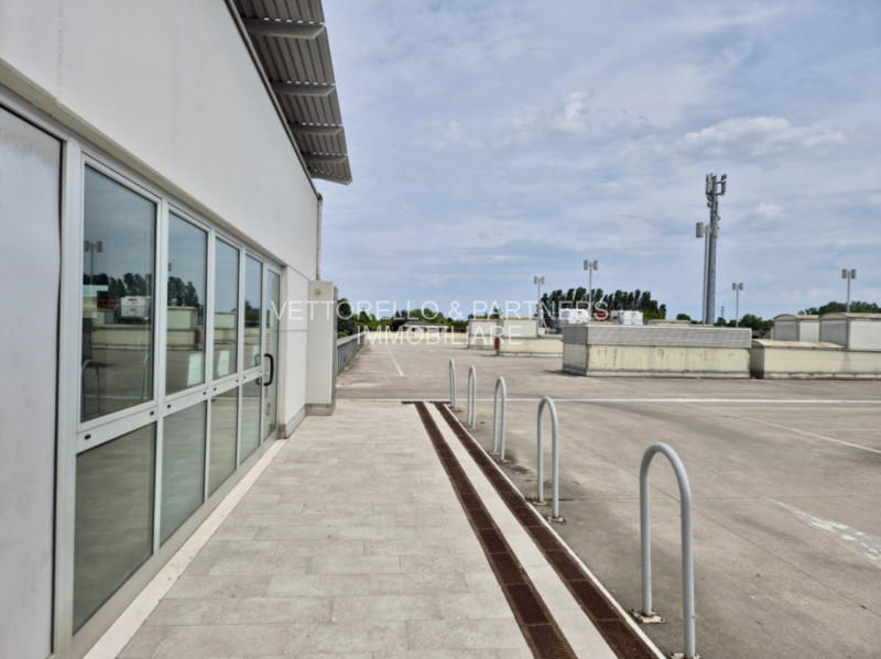 Proponiamo in vendita interessante immobile commerciale di circa 70 mq, ideale per diverse attivi...