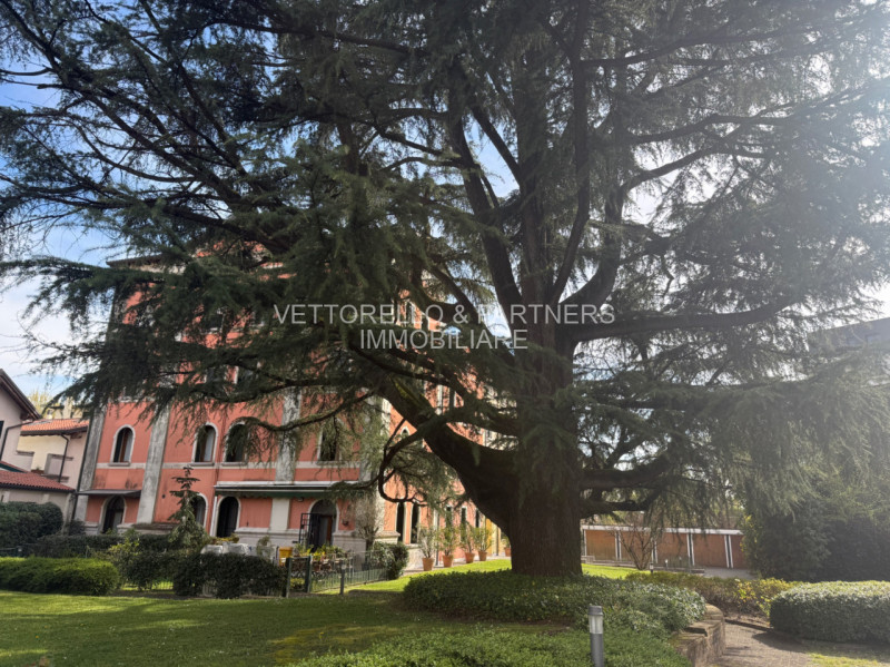 Proponiamo in vendita ampio appartamento di circa 130 mq, situato al piano terra in soluzione dup...