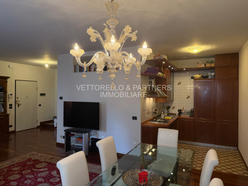 Proponiamo in vendita ampio appartamento di circa 130 mq, situato al piano terra in soluzione dup...