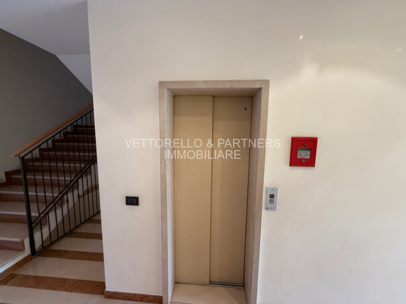 Proponiamo in vendita ampio appartamento di circa 130 mq, situato al piano terra in soluzione dup...