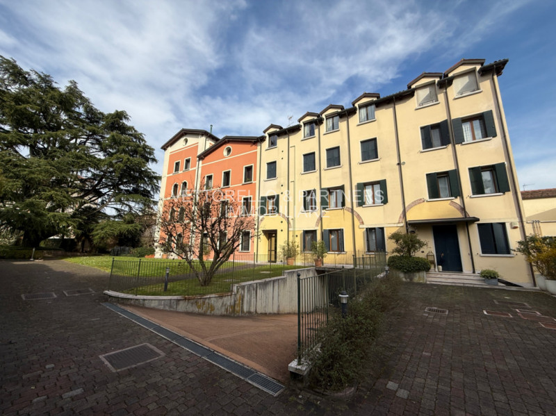 Proponiamo in vendita ampio appartamento di circa 130 mq, situato al piano terra in soluzione dup...