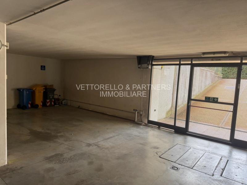 Proponiamo in vendita ampio appartamento di circa 130 mq, situato al piano terra in soluzione dup...