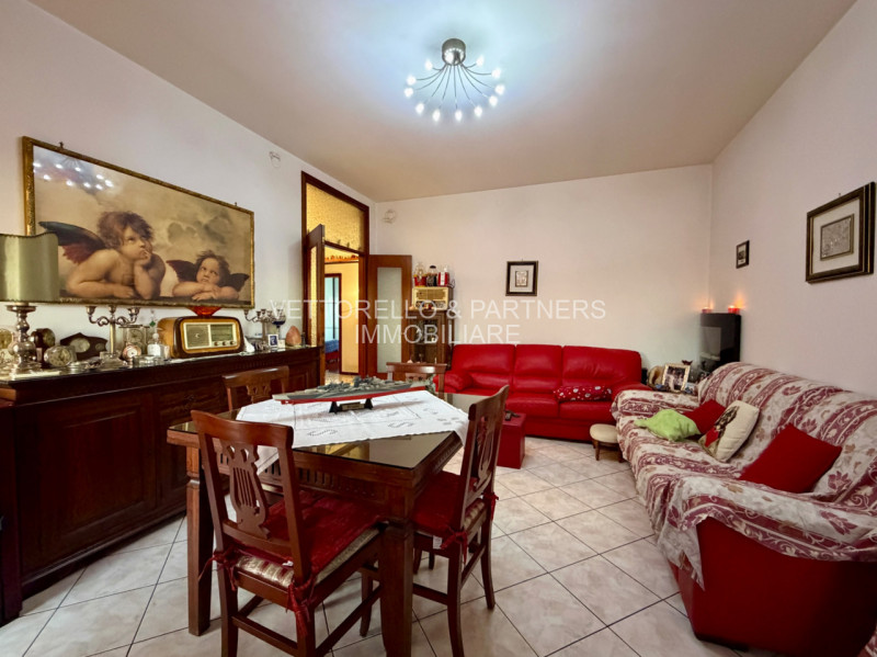 Proponiamo in vendita un ampio e luminoso appartamento situato al primo piano di una palazzina se...