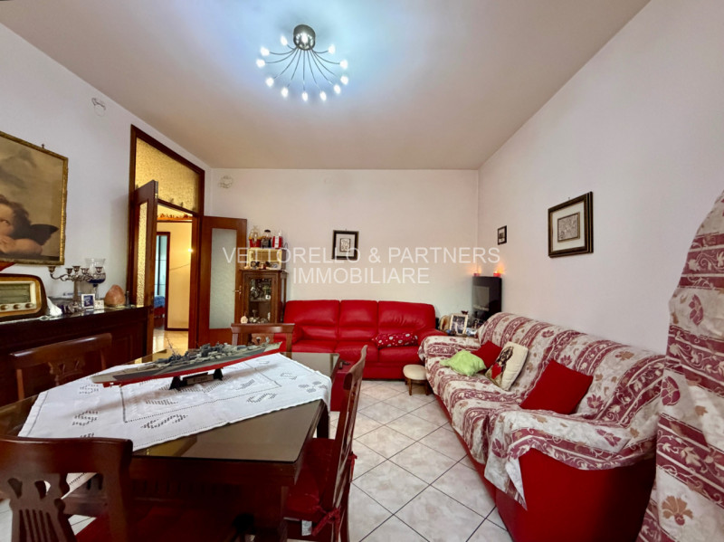 Proponiamo in vendita un ampio e luminoso appartamento situato al primo piano di una palazzina se...
