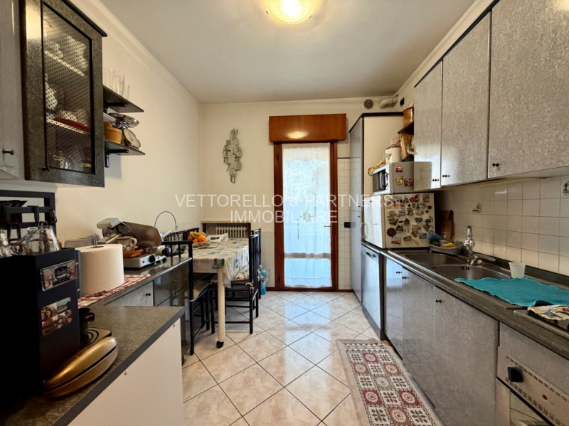 Proponiamo in vendita un ampio e luminoso appartamento situato al primo piano di una palazzina se...