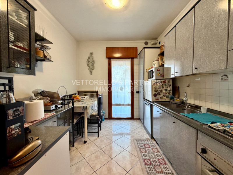 Proponiamo in vendita un ampio e luminoso appartamento situato al primo piano di una palazzina se...