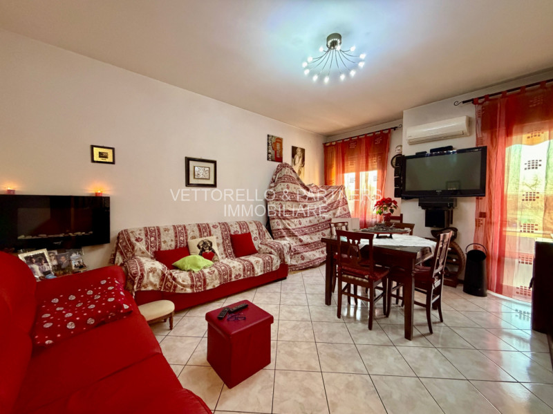 Proponiamo in vendita un ampio e luminoso appartamento situato al primo piano di una palazzina se...