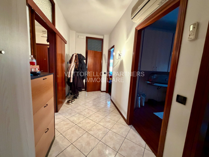 Proponiamo in vendita un ampio e luminoso appartamento situato al primo piano di una palazzina se...