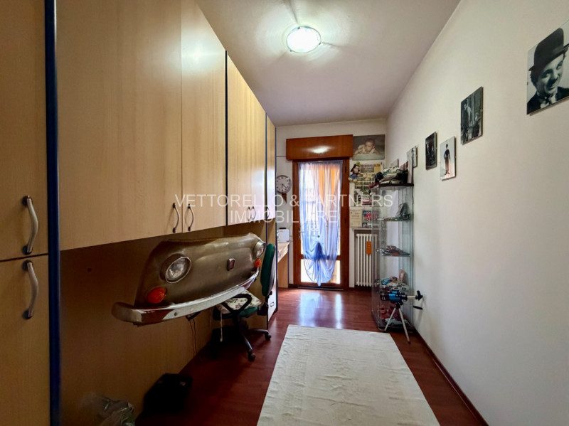 Proponiamo in vendita un ampio e luminoso appartamento situato al primo piano di una palazzina se...
